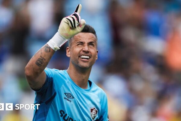 Fluminense goalkeeper Fabio breaks Peter Shilton appearance record